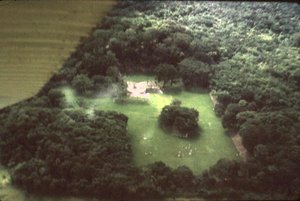 広場の球場と石碑